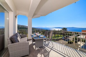 Outdoor dining - Charming apartment with unique sea view, washing machine, barbecue (Crikvenica)
