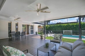 Outdoor dining - Bullimah Escape Poolside Living near Beach and Cafs (Burleigh Heads)