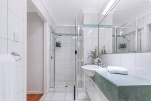 Hair dryer, towels - Bullimah Escape Poolside Living near Beach and Cafs (Burleigh Heads)