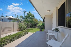 Terrace/patio - Bullimah Escape Poolside Living near Beach and Cafs (Burleigh Heads)