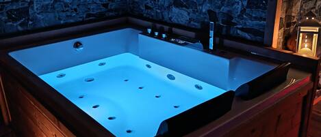 Indoor spa tub