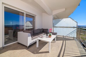 Property grounds - Romantic studio apartment with breathtaking sea views (Crikvenica)