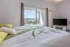 Desk, free WiFi, bed sheets - Romantic studio apartment with breathtaking sea views (Crikvenica)