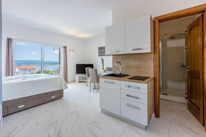 Desk, free WiFi, bed sheets - Romantic studio apartment with breathtaking sea views (Crikvenica)