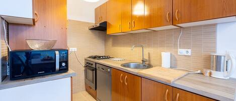 Kühlschrank, Mikrowelle, Herdplatte, Geschirrspüler