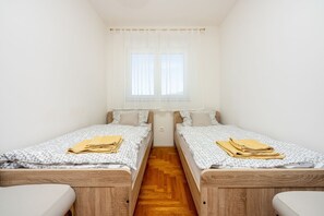 Bureau, Wi-Fi gratuit, draps fournis