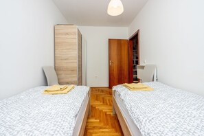 Desk, free WiFi, bed sheets - Idyllic flat with sea view - pets welcome (Jadranovo)