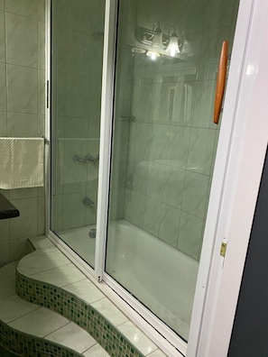Een haardroger, handdoeken, zeep, shampoo