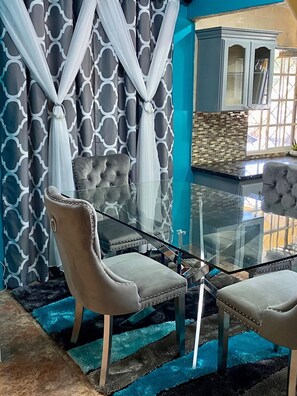 Dining - Luxury Home Hughenden Kingston (Kingston)
