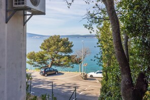 Property grounds - Fantastic apartment just 70 metres from the beach with sea views and private parking (Selce)