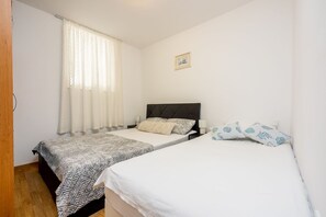 Desk, free WiFi, bed sheets - Fantastic apartment just 70 metres from the beach with sea views and private parking (Selce)