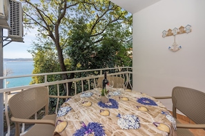 Outdoor dining - Fantastic apartment just 70 metres from the beach with sea views and private parking (Selce)