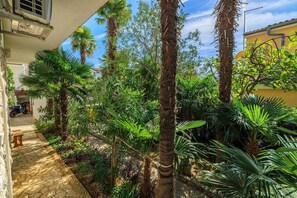 Property grounds - Mediterranean apartment just 260 metres from the beach with barbecue, air conditioning, WiFi (Dramalj)