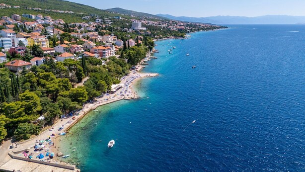 An aerial view of a coastal town with a beach, clear blue sea, and buildings along the shore. - Dog-friendly apartment just 260 metres from the beach with sea views, barbecue (Dramalj)