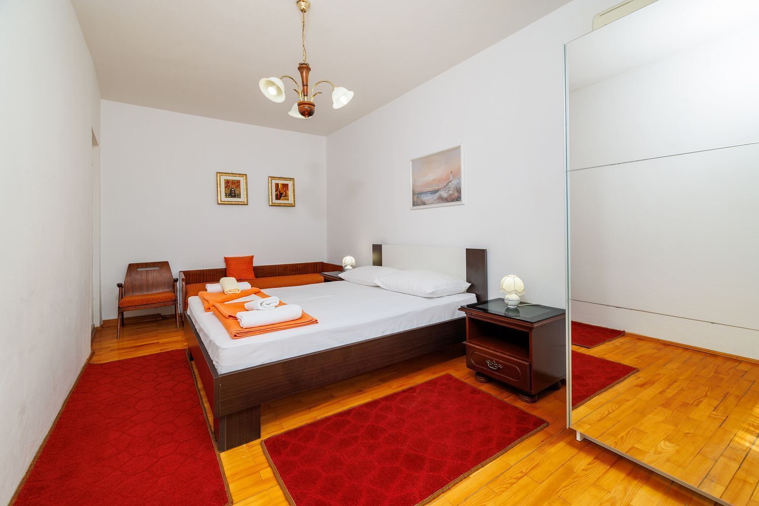 Skrivebord, wi-fi (inkludert) og sengetøy