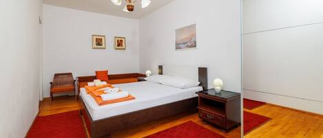 Skrivebord, wi-fi (inkludert) og sengetøy