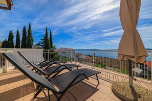 Property grounds - Charming flat just 260 metres from the beach with a fantastic terrace and sea views (Dramalj)