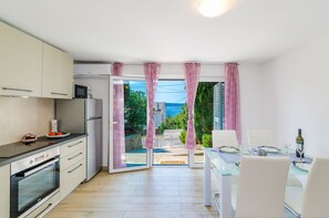 Fridge, microwave, stovetop, dishwasher - Bright apartment just 240 metres from the beach with sea views, barbecue, private parking (Dramalj)