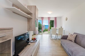 Living area - Bright apartment just 240 metres from the beach with sea views, barbecue, private parking (Dramalj)