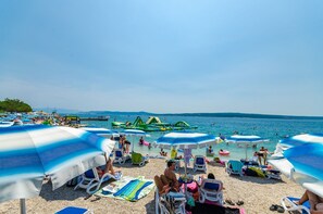 On the beach - Charming apartment just 240 metres from the beach with sea views, barbecue and air conditioning (Dramalj)