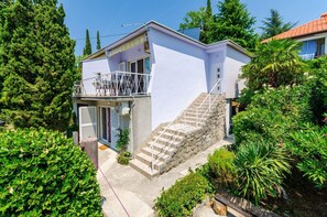 Exterior - Charming apartment just 240 metres from the beach with sea views, barbecue and air conditioning (Dramalj)