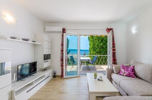 Living area - Charming apartment just 240 metres from the beach with sea views, barbecue and air conditioning (Dramalj)
