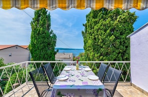 Outdoor dining - Charming apartment just 240 metres from the beach with sea views, barbecue and air conditioning (Dramalj)