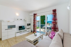 Living area - Charming apartment just 240 metres from the beach with sea views, barbecue and air conditioning (Dramalj)