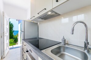 Fridge, microwave, stovetop, dishwasher - Charming apartment just 240 metres from the beach with sea views, barbecue and air conditioning (Dramalj)