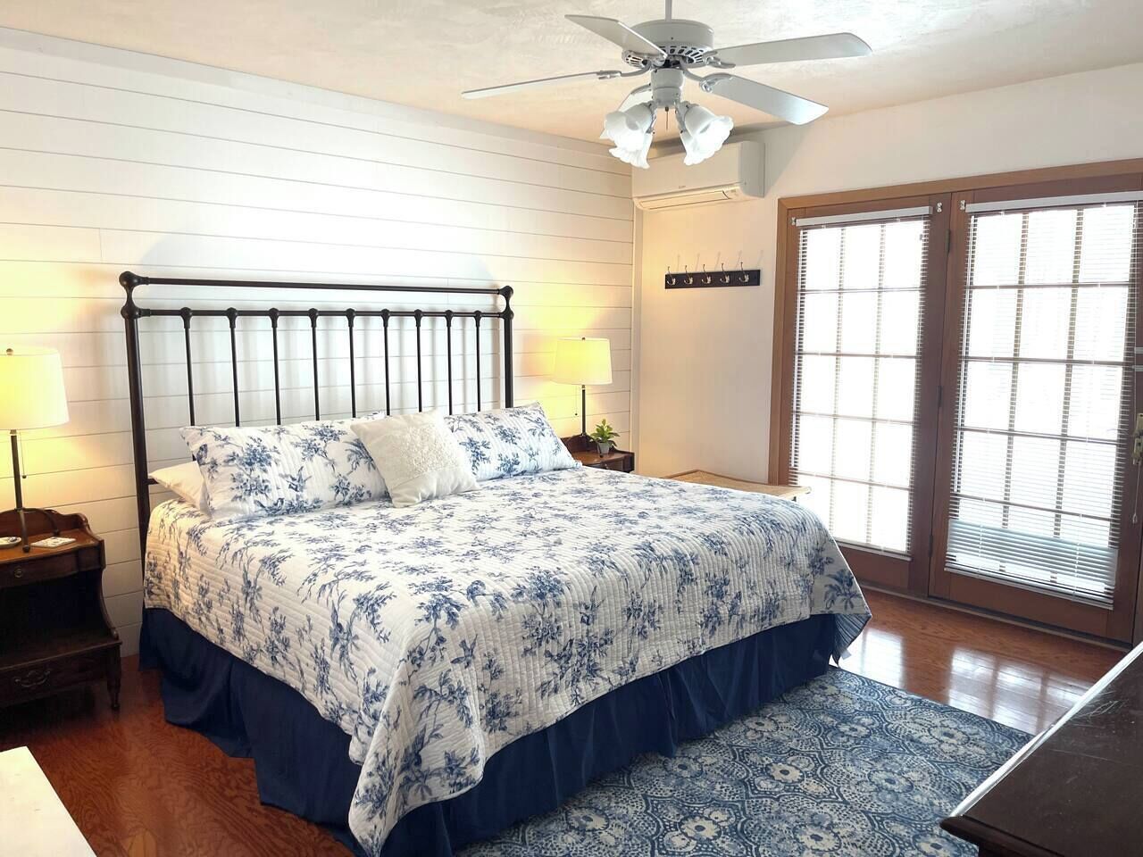 Bureau, fer et planche à repasser, lit parapluie, Wi-Fi