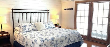 Bureau, fer et planche à repasser, lit parapluie, Wi-Fi