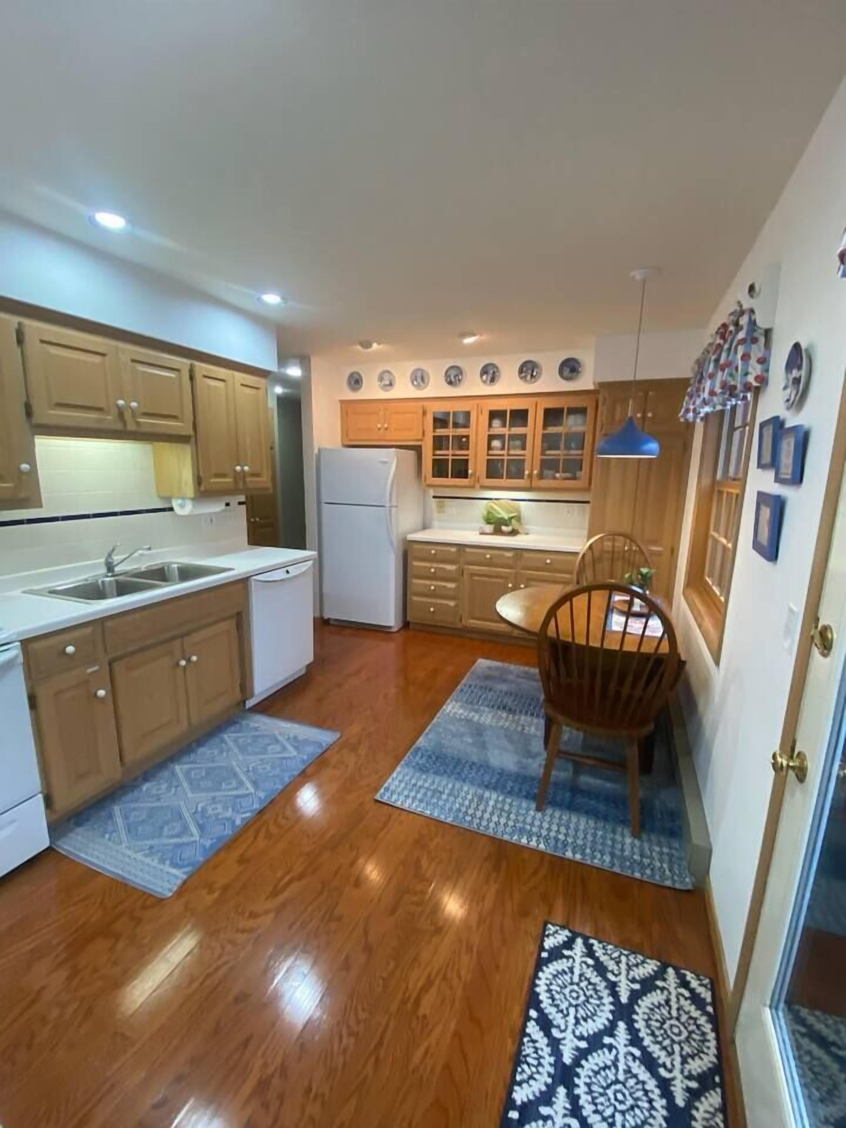 Een koelkast, een koffiezetapparaat/waterkoker