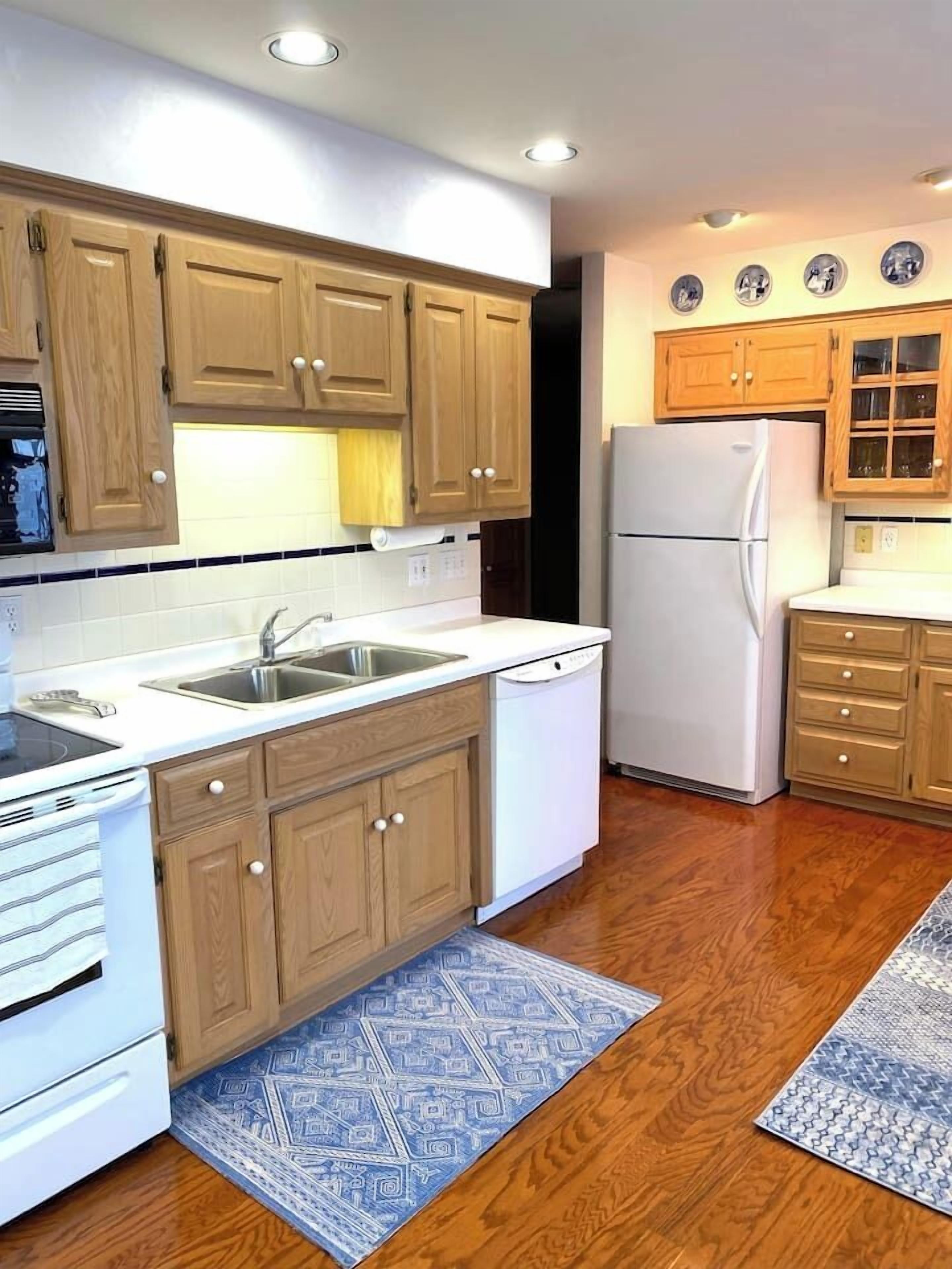 Kühlschrank, Wasserkocher mit Kaffee-/Teezubehör