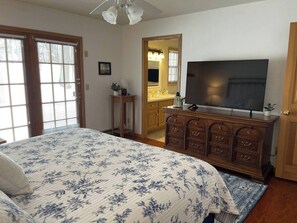 Una scrivania, ferro/asse da stiro, culla da viaggio, Wi-Fi