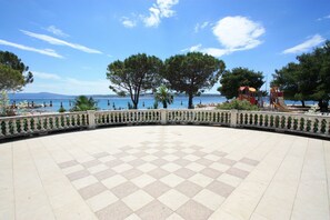 Property grounds - Modern apartment just 430 metres from the sandy beach with private parking (Crikvenica)