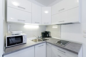 Refrigerador, microondas, parrilla de estufa y cafetera y tetera 