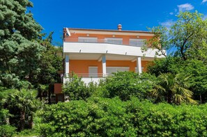 Exterior - Modern apartment just 430 metres from the sandy beach with private parking (Crikvenica)