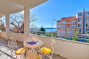 Outdoor dining - Modern apartment just 430 metres from the sandy beach in the popular Crni Mul neighbourhood (Crikvenica)