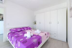 Desk, free WiFi, bed sheets - Modern apartment just 430 metres from the sandy beach in the popular Crni Mul neighbourhood (Crikvenica)