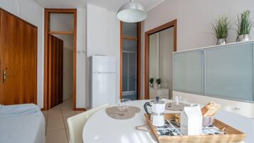 Studio, Multiple Bedrooms, Balcony, City View | Dining room