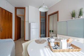 Studio, Balkon, Stadtblick | Esszimmer