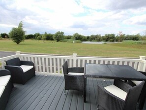 Outdoor dining - Tattershall Lakes Country Park - Holiday Accommodation 17807 (Lincoln)