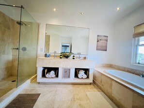 Shower, hair dryer, towels, soap - Mullins Beach Villa - Luxury with Private Spa Pool (Battaleys Mews)