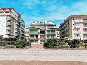 Exterior - Seafront Apartment With Private Parking (Jesolo)