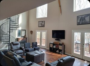 Living area - Higgy's Cove .Easy lake access home that offers space for family and friends. (Garfield)