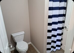 Shower, jetted bath, hair dryer, towels - Higgy's Cove .Easy lake access home that offers space for family and friends. (Garfield)