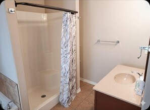 Shower, jetted bath, hair dryer, towels - Higgy's Cove .Easy lake access home that offers space for family and friends. (Garfield)