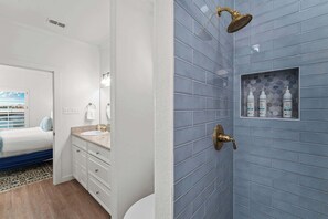 Dusche, Haartrockner, Handtücher, Shampoo