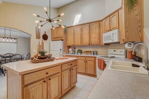 Coffee/tea maker, fridge, microwave, oven - 4BR Family Home  Near Trails  Garage  Pets Ok! (Colorado Springs)