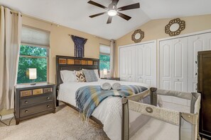 4 bedrooms, iron/ironing board, travel cot, free WiFi - 4BR Family Home  Near Trails  Garage  Pets Ok! (Colorado Springs)